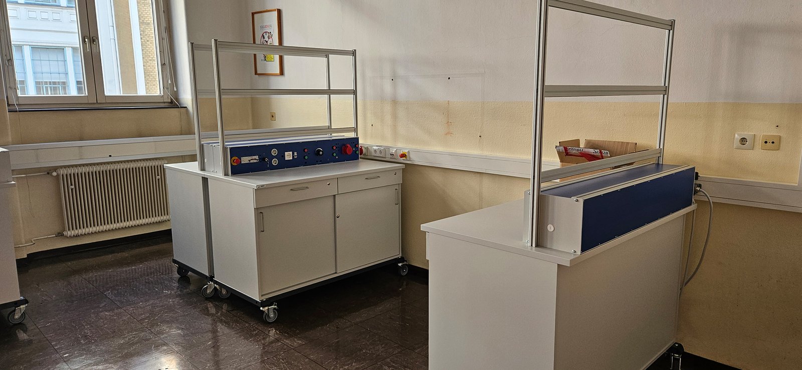 Laborarbeitsplätze mit Unterschränken und Aufbaurahmen