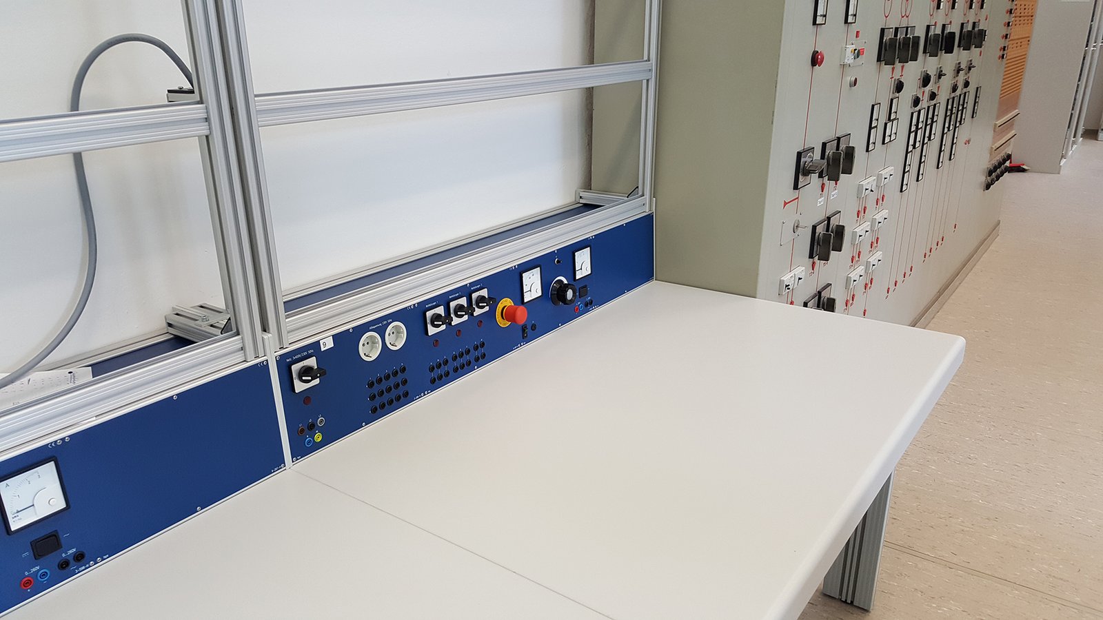 Laborarbeitsplatz mit Energieversorgungsleiste und Aufbaurahmen