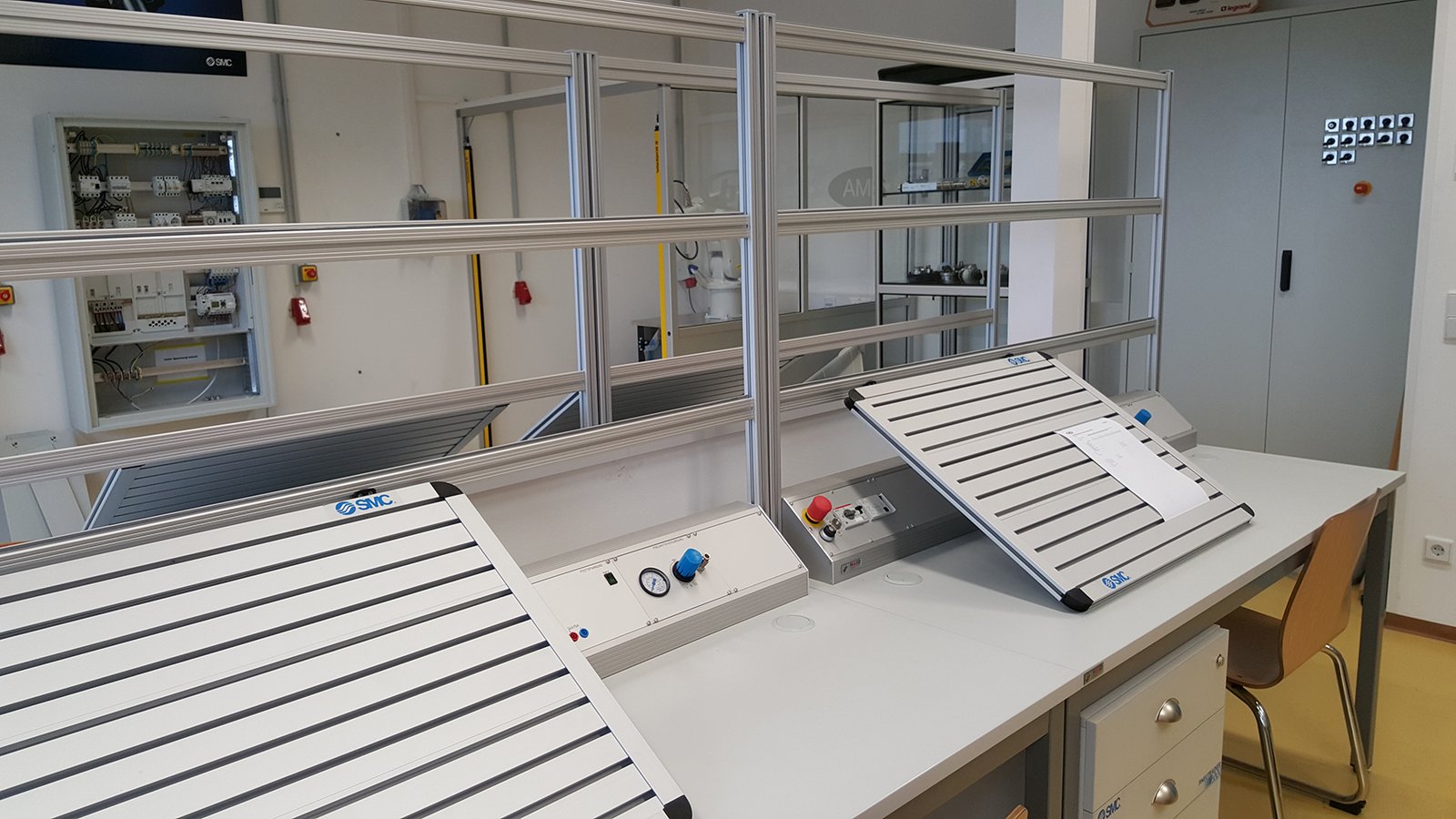 Laborarbeitsplatz mit schrägem Experimentierfeld und Aufbaurahmen