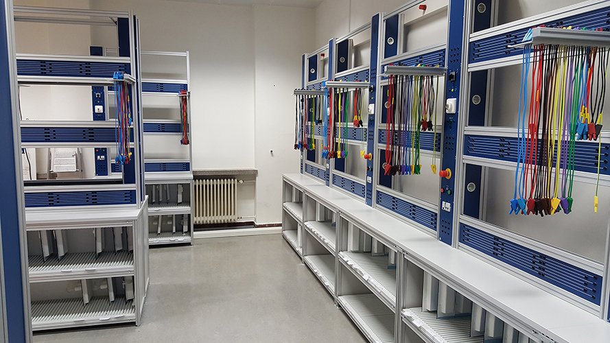 Elektrolabor mit Lehrsystemen in Experimentierrahmen und Kabelhaltern