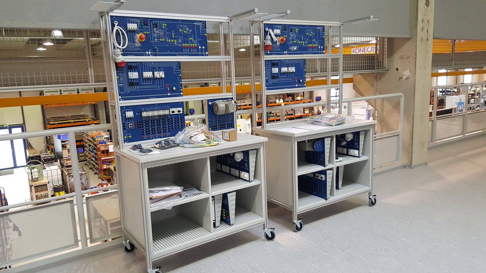 Fahrbare Arbeitsstationen mit Lehrsystemen in einer Werkstatt