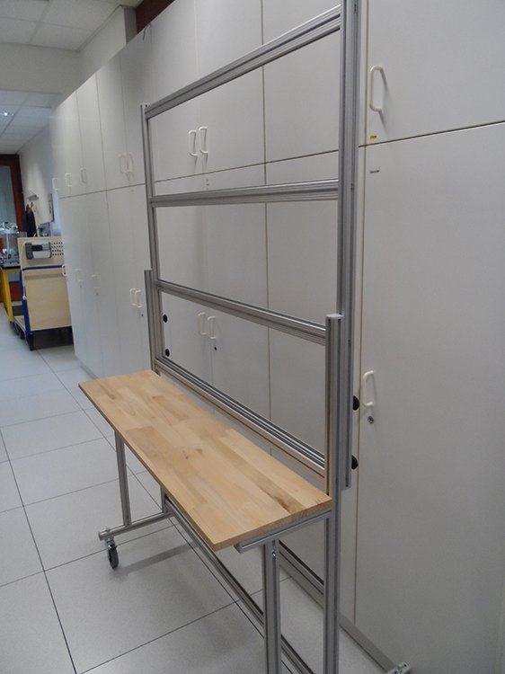 Klappbarer Wandtisch mit Experimentierrahmen