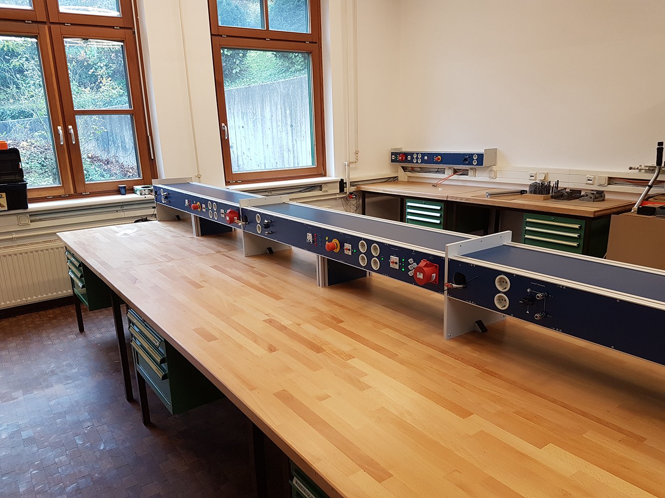 Labortisch mit Holzplatte und Energieversorgungsleiste