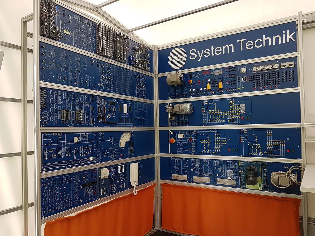 Messestand mit hps-Lehrsystemen an Experimentierwänden
