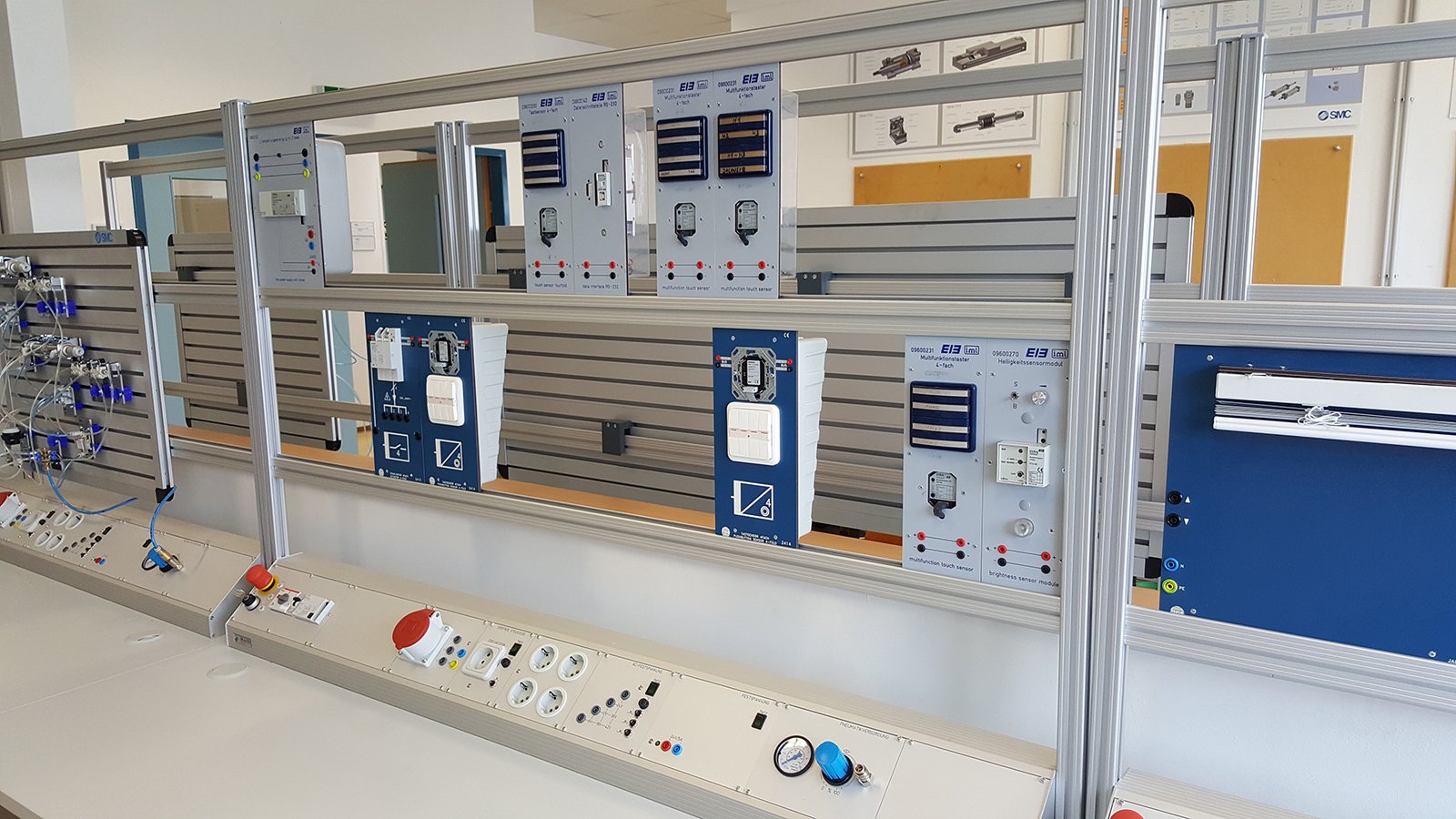 Tischaufbau mit Experimentierrahmen und Lehrsystem-Boards
